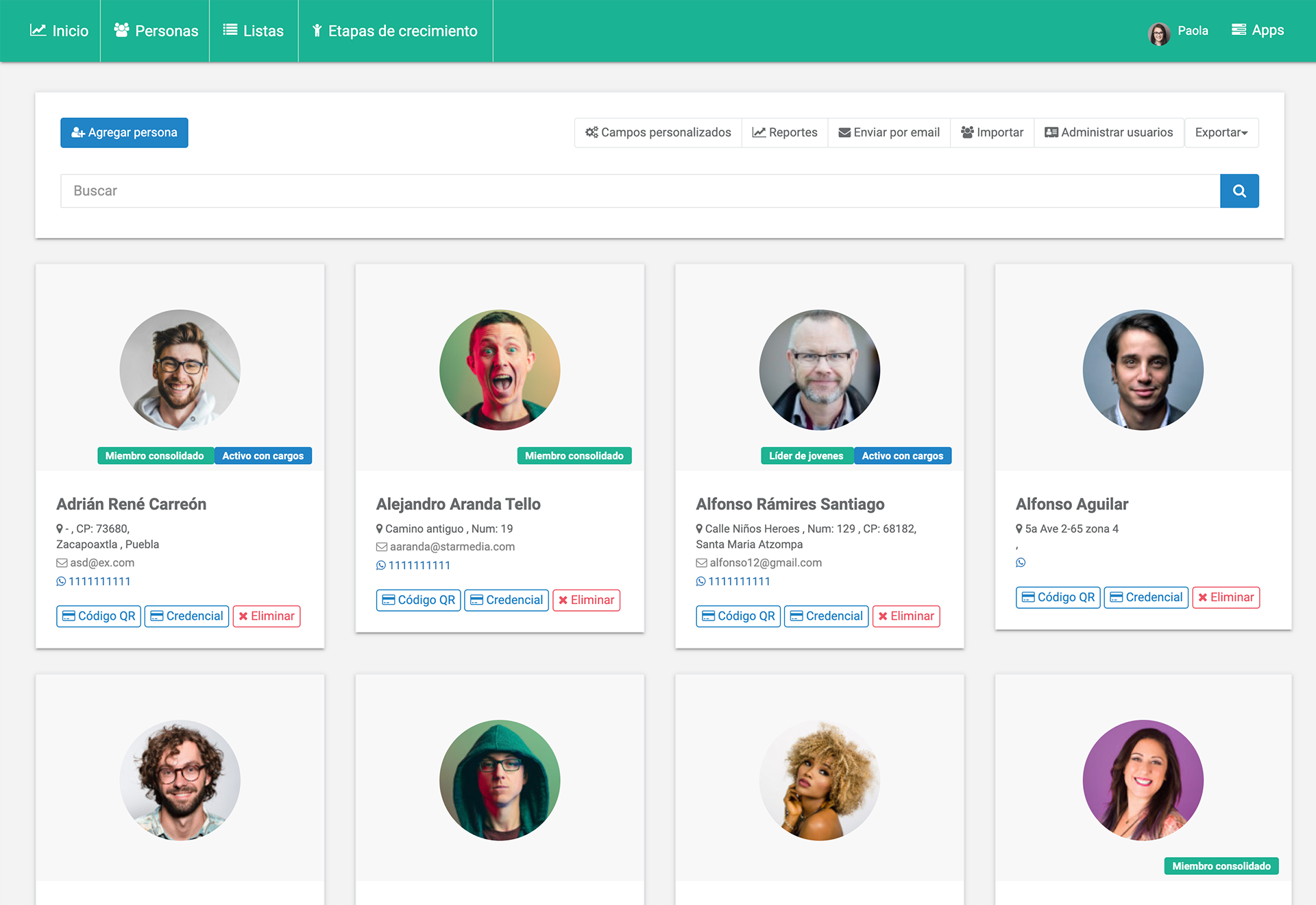 Grupo de líderes de iglesia revisando reportes financieros